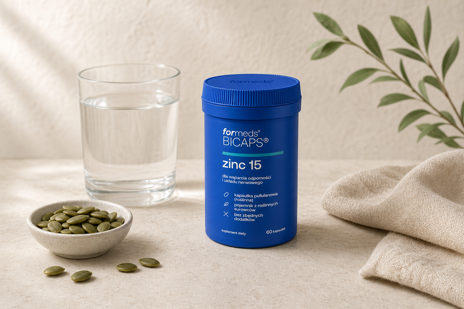 FORMEDS BICAPS zinc 15 60 kapsułek w jasnej sesji z wodą i pestkami dyni